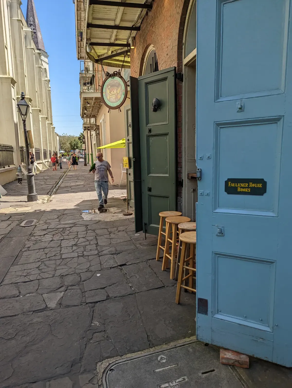 Pirate's Alley beside St. Louis Cathedral, a stop on the New Orleans ghost tour with an interior visit